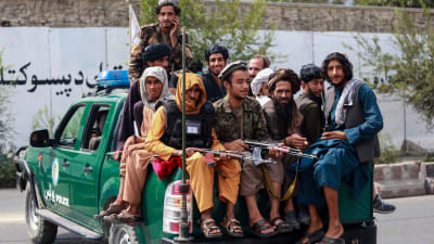 Taliban-joukkio auton lavalla Kabulissa 23. syyskuuta.