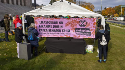 Elokapina mielenosoitus eduskuntatalon edessä