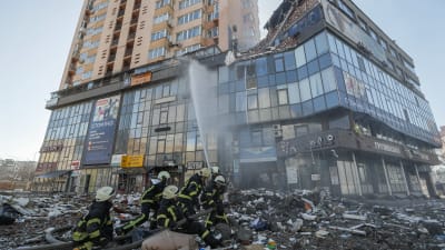 Brandbekämpning vid ett höghus i Kiev som träffades av en rysk missil.