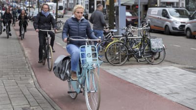 Pyöräilijöitä Amsterdamissa.