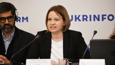 Oksana Pokalchuk puhuu mikrofoniin.
