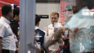 Kevin Magnussen och andra förare håller möte.