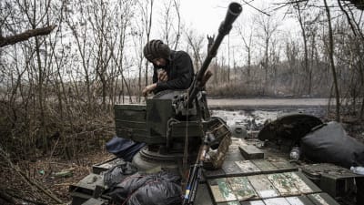 På bilden ses en ukrainsk pansarvagnssoldat vid fronten i Donetsk. 