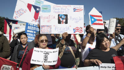 Folk som vill att USA hjälper Puerto Rico mera demonstrerar. 