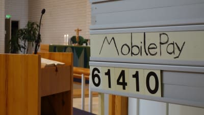 Kollekt samlas in i kyrka med ett Mobilepay nummer.