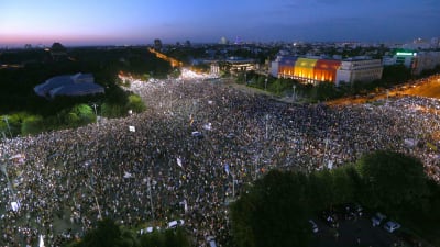 Tiotusentals rumäner demonstrerade mot korruption i Bukarest.