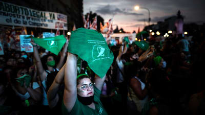 Förespråkare av en abortlag i Argentinas huvudstad Buenos Aires demonstrerar med gröna banderoller.