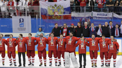 De ryska ishockeyspelarna sjön sin nationalsång, vilket inte var tillåtet.