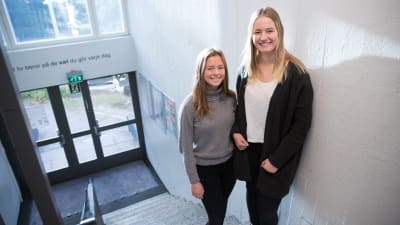 vas. Linn Söderlund oik. Karin Biström valkoinen betonseinä portaikko