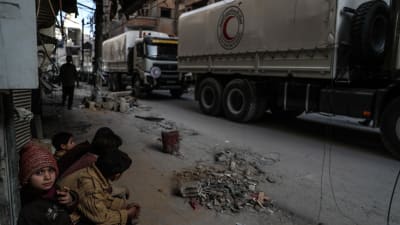 Barn tittade på då hjälpkonvojen rullade in i östra Ghouta på måndagen 5.3.2018.