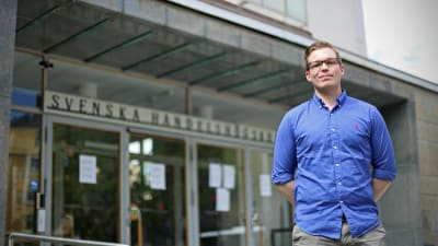Andreas Lindén står utanför Hanken