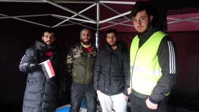 Fyra irakier står i ett tält
