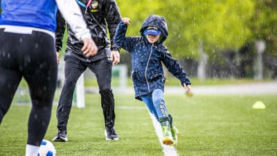 Zlatan Yenin spelar fotboll på evenemangsdagen inom ramen för projektet WELLcome - Wellbeing and integration through sports i Pansio i Åbo den 31.5.2022.