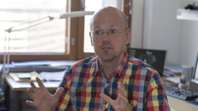 Jan-Erik Mansikka har småbarnspedagogik som sitt tyngdpunktsområde vid Helsingfors universitet. 
