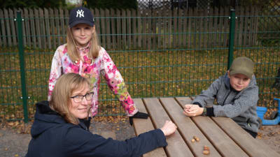 Pia Sidbäck med sina barn i en lekpark