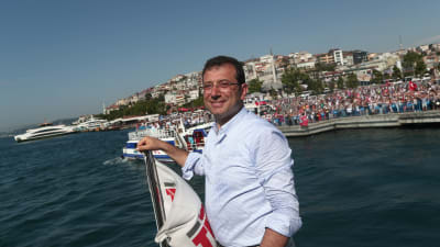 Ekrem Imamoglu fotograferades på en färja över Bosporen efter hans sista valmöte i Istanbul på lördagen. 