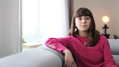 Evelyn Mora på soffan