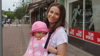 Sole Garghentino-Nygård med sin ettåriga dotter Lila i en bärväska på magen.