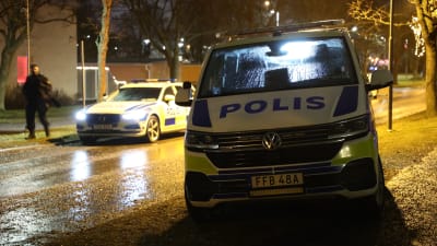 Två polisbilar på en gata i Skäggetorp i Linköping. 