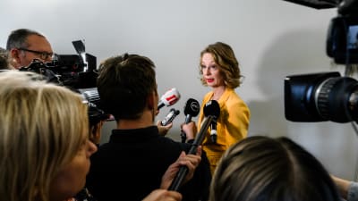 Tytti Tuppurainen intervjuas av media.