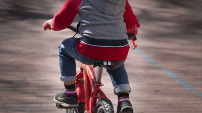 Pojke cyklar