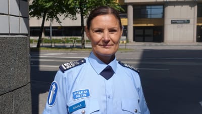 Polisöverinspektör Maria Hoikkala i uniform. 