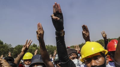 Tre finger hälsningen har blivit demokratiaktivisternas symbol i Myanmar. Bilden visar en grupp demonstranter vid begravningen av två ledande oppositionsaktivister i Rangoon.