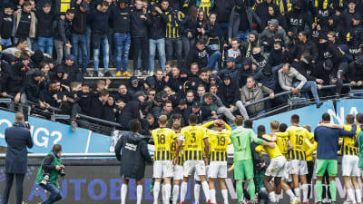 Spelare i Vitesse står framför fansen när läktaren ger vika.