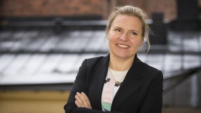Mainostajien Liiton toimitusjohtaja Riikka-Maria Lemminki parvekkeella.