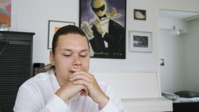 Kasper Dalkarl sitter vid sitt köksbord. 