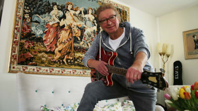 Kisu Jernström poserar i sitt hem i Degerby med en Hagström Viking gitarr