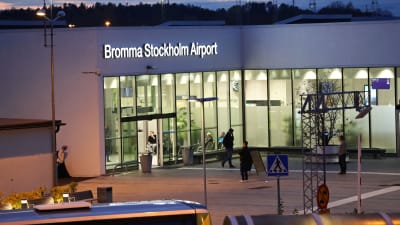 Byggnad där en stor del av väggen på ena sidan består av fönsterglas. Ovanför glasväggen finns texten Bromma Stockholm Airport.
