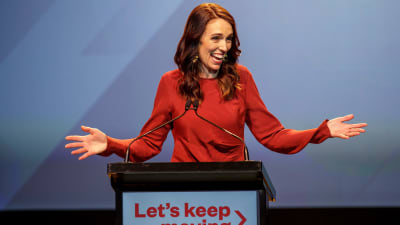 Premiärminister Ardern höll ett tacktal då det stod klart att hennes socialdemokratiska Labour-parti vunnit en större seger än väntat. 