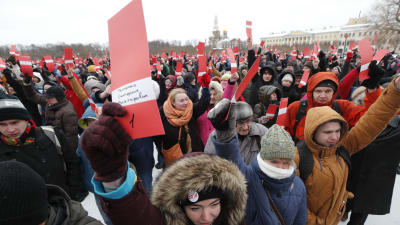 I Sankt Petersburg ordnades nomineringsmötet på söndagen ute på Marsovo-fältet. 