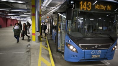 Liityntä liikenne bussi Matinkylän metroasemalla.