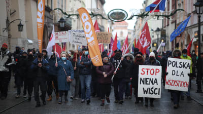 Polacker protesterar mot ny medielag i december 2021.