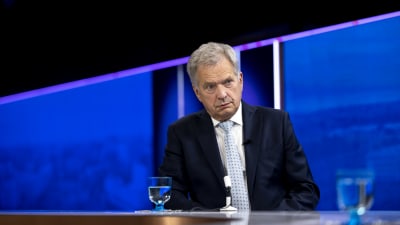President Sauli Niinistö i tv-studio, intervjuas i programmet Morgonettan. 