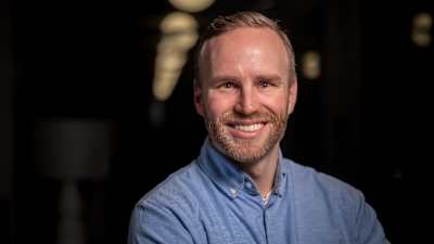 Mika Poutala ler mot kameran.
