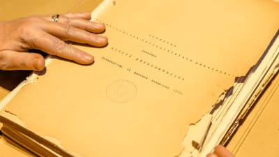 Soila Ojanen tutkii asiakirjoja Kansallisarkistossa.