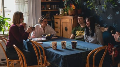 Ada Johnsson, Milla Muuronen, Maria Kurtova ja Vladyslav Shyshov pariskunnan Suomen kodissa.