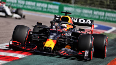 Max Verstappen kör över bankanten.