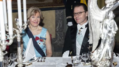 Maimo Henriksson sitter bredvid Prins Daniel.