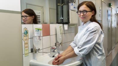 Professor Anu Kantele tvättar händerna.