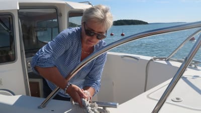 Carina Wolff Brandt förtöjer sin båt vid land.