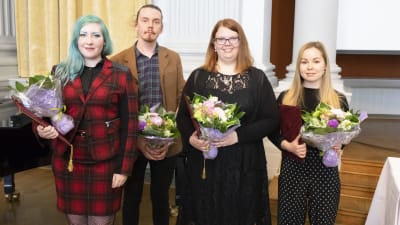 Rosanna Fellman med blombukett, blåa ögonbryn och blått hår. Rosanna vann Arvid Mörne-tävlingen år 2018 med sin diktsvit Störd. Här tillsammans med de övriga pristagarna Axel Vienonen, Emma Kanckos och Ellinore Lindberg.