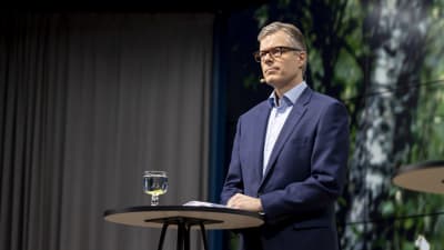 Markus Rauramo står vid ett bord.