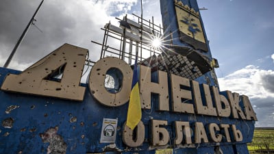 Sodan pommituksissa ja tulituksessa vaurioitunut kaupunginkyltti Dolinan kylässä, joka sijaitsee Donetskin alueella.