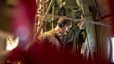 Miehistön jäsen Yhdysvaltain merijalkaväen Hercules C-130 lentokoneessa. Norjan ilmatilassa.