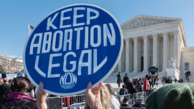 Skylt med texten "Keep abortion legal" under en demonstration utanför USA:s högsta domstol den 4 mars 2020.