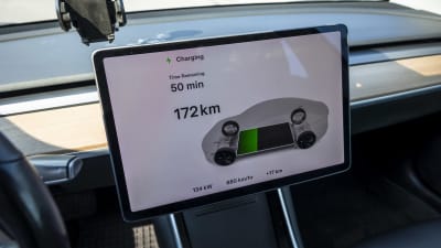 Teslan näyttö kun auto on latauksessa.